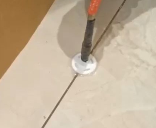 镇宁瓷砖空鼓维修公司专业解答瓷砖在铺贴过程中，如果没有涂抹均匀到位的粘结材料（如水泥砂浆或瓷砖胶），可能会导致以下问题